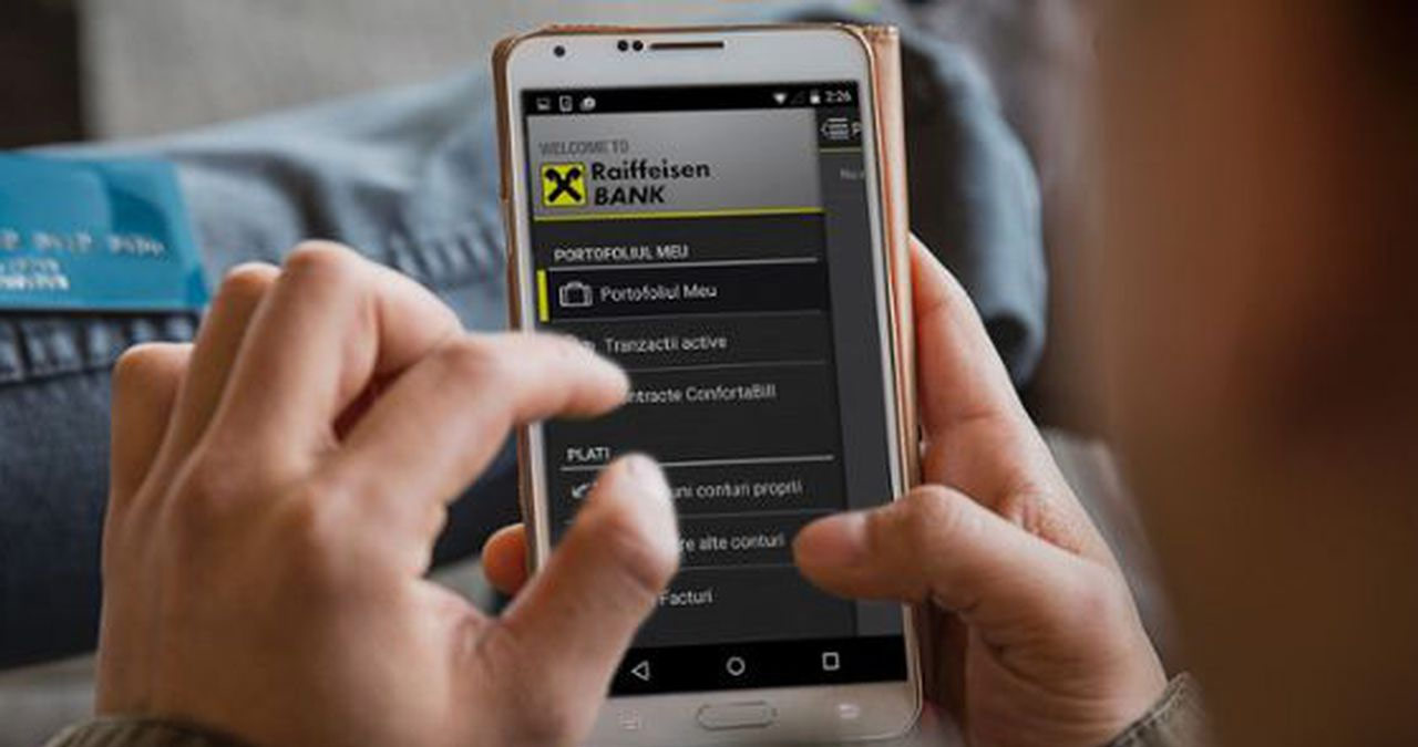 aplicația Raiffeisen Smart Mobile pe telefon mobil