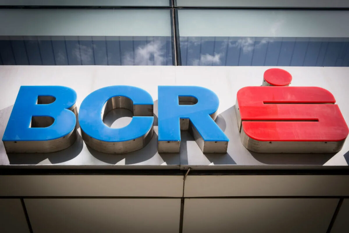 Contact BCR și interfața aplicației George afișate pe dispozitive digitale