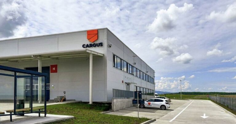 Aplicația Cargus Mobile pe telefon și o cutie de curierat