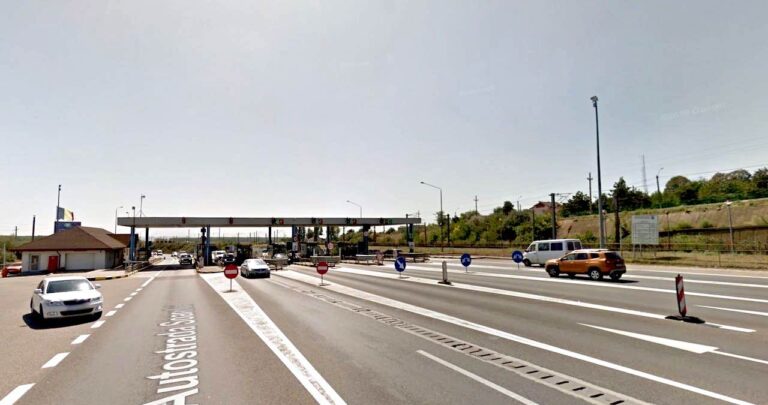 Șofer plătind taxa de pod Fetești online de pe telefonul mobil în mașină pe autostrada A2