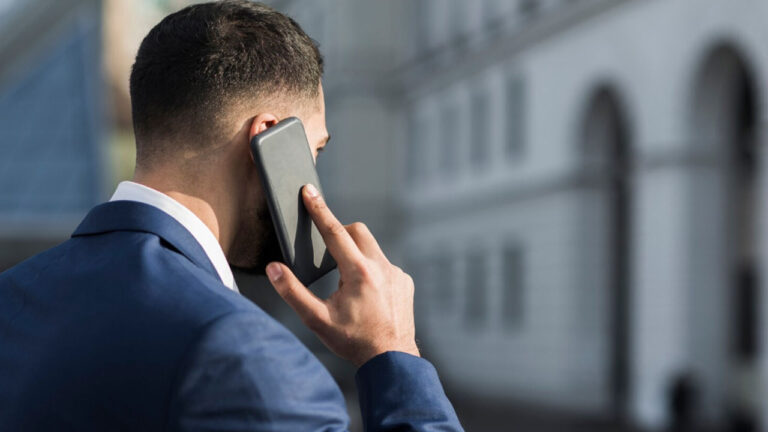 Ecran de smartphone afișând un apel primit de la un număr marcat ca Spam