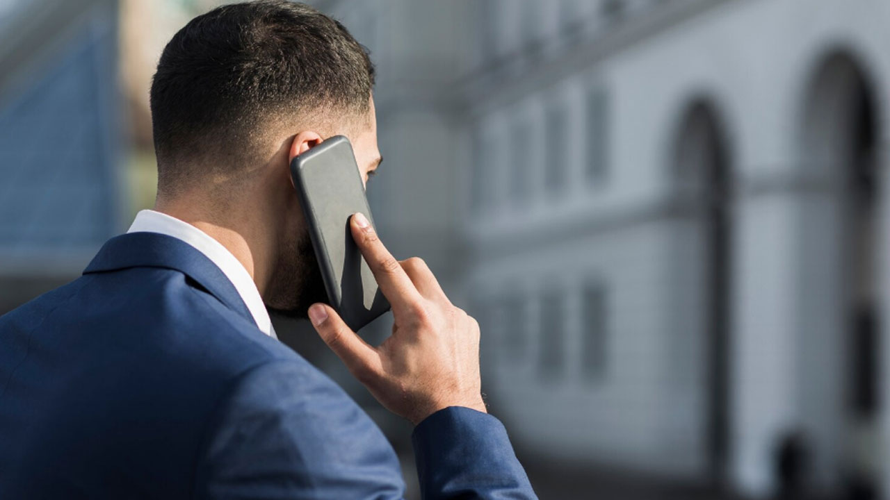 Ecran de smartphone afișând un apel primit de la un număr marcat ca Spam