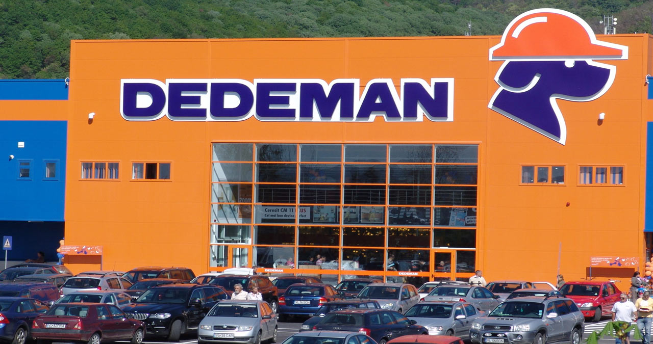 Client folosind aplicatia mobila pentru a contacta suportul clienti Dedeman