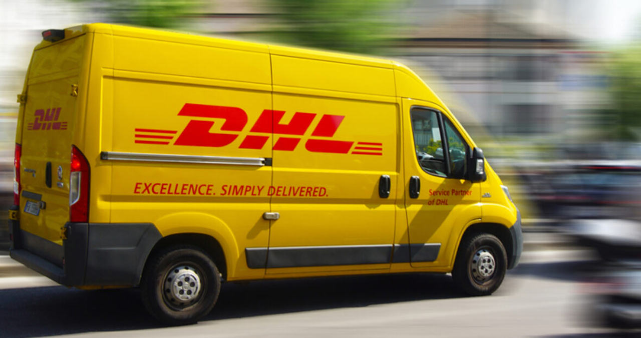 Contact DHL Express România: Urmărire AWB, taxe vamale și program curieri în 2026 9 Curier DHL Express și platforma On Demand Delivery pe un telefon mobil