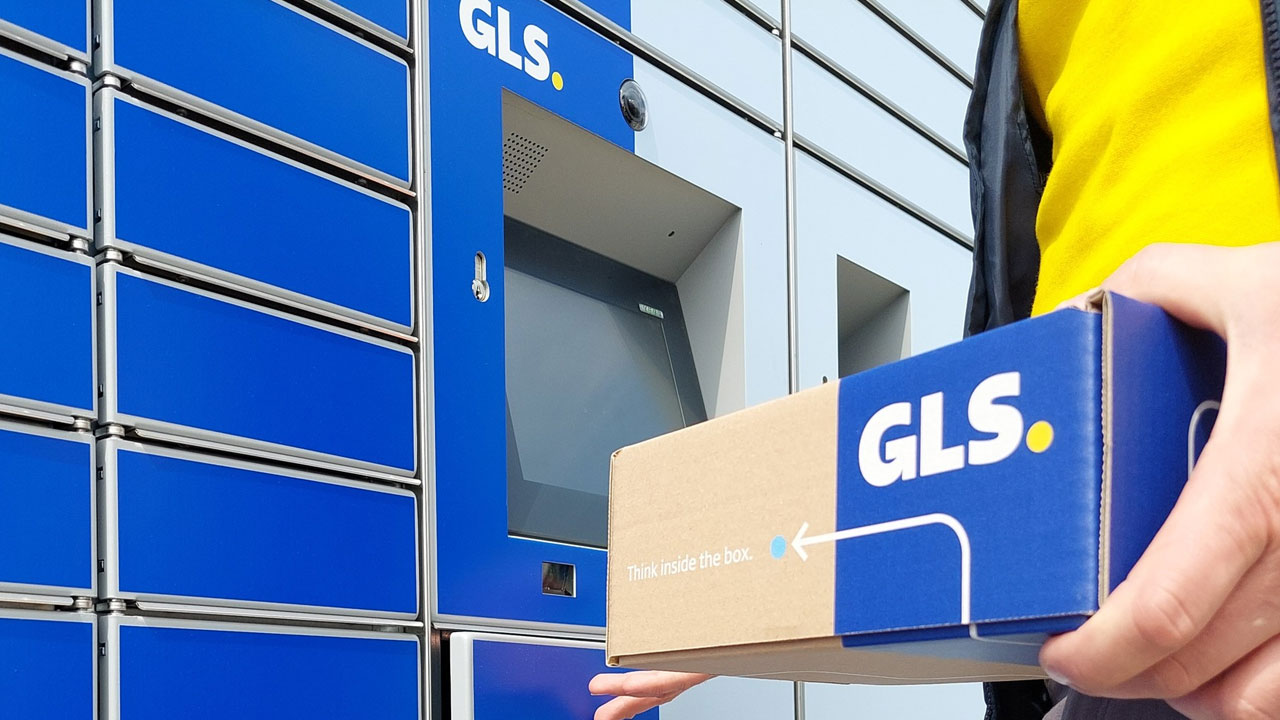 Curier GLS livrând un pachet la ușa unui client