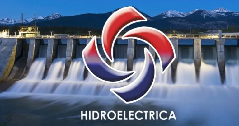 Femeie folosind aplicația iHidro pe telefonul mobil pentru a transmite indexul către Hidroelectrica