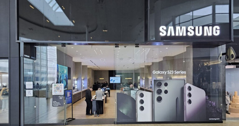 Funcția de asistență tehnică de la distanță pe un ecran de telefon Galaxy și Smart TV