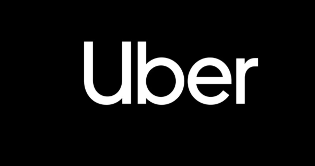 Utilizator folosind aplicatia pentru contact Uber si raportarea unui obiect pierdut in masina