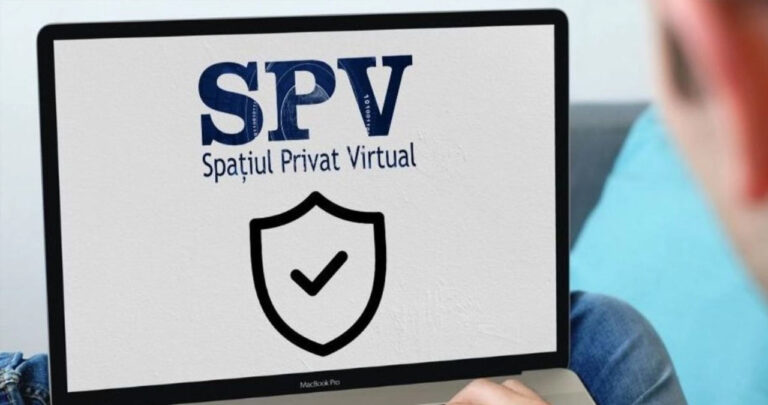 Femeie folosind un ghid SPV ANAF 2026 pe laptop pentru validarea video cu buletinul in mana
