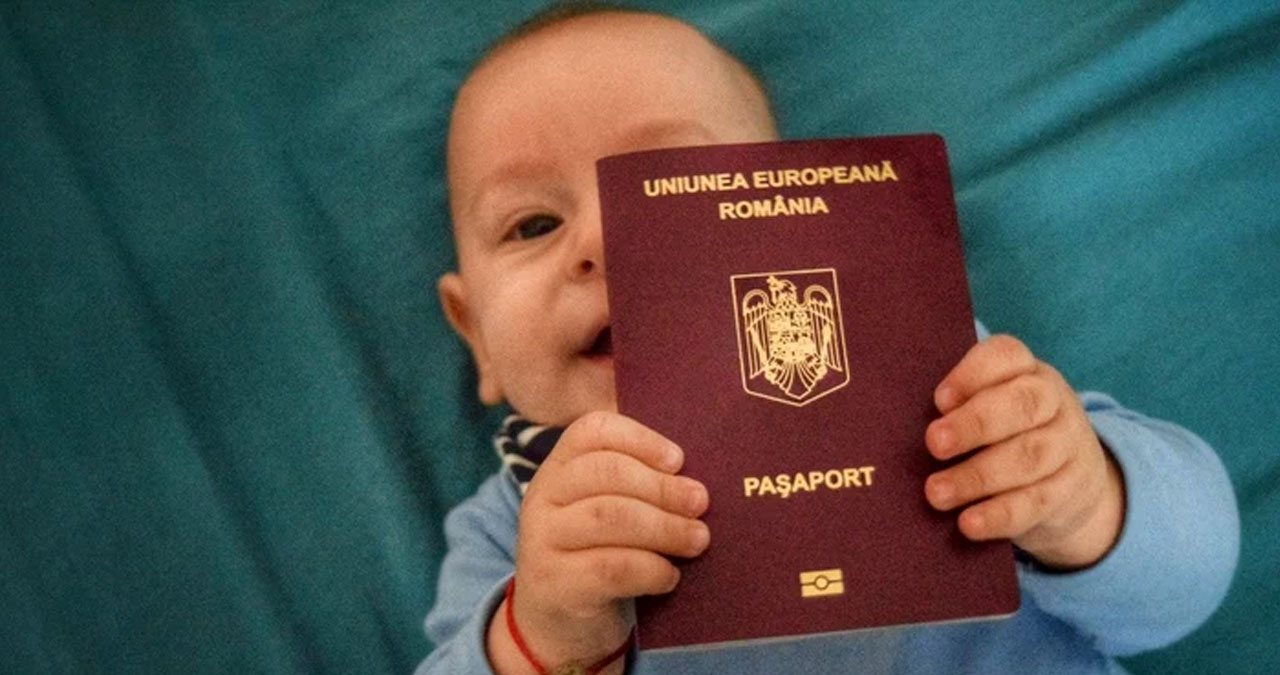 Pașaport pentru copii 2026: Acte necesare, taxe, poze și procură notarială 1 parinti cu copil mic depunere acte dosar pasaport copii 2026